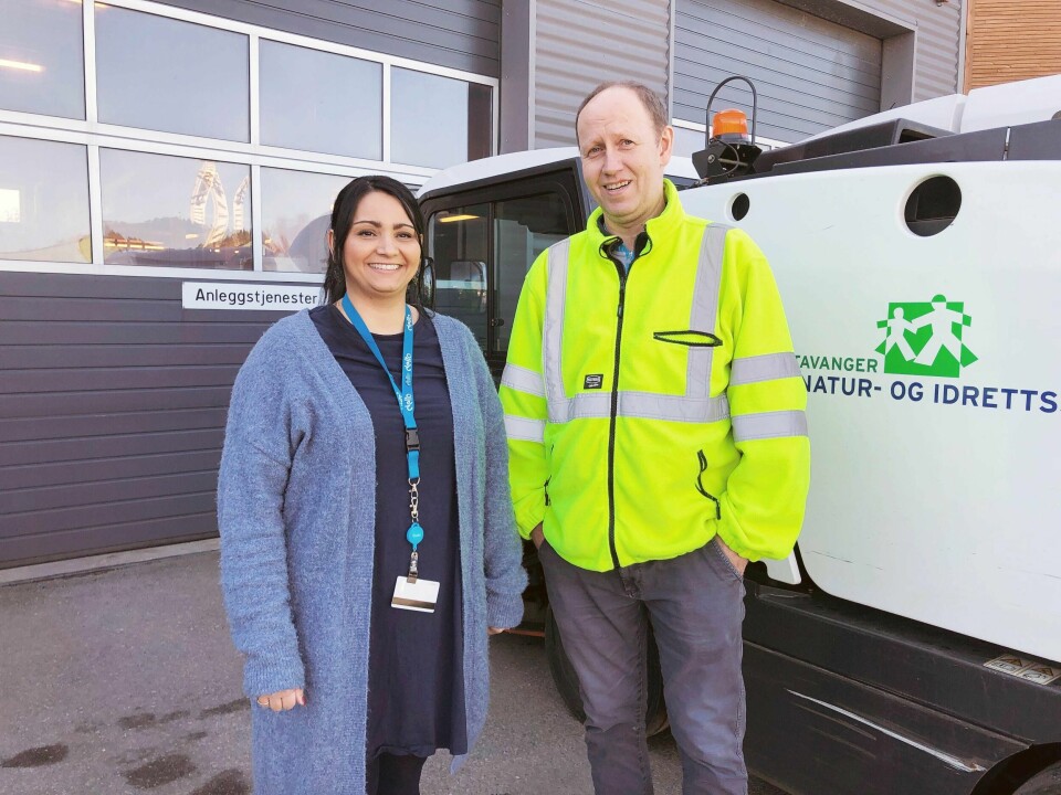 Leder og hovedtillitsvalgt i Delta Stavanger, Susanne Mall Svendsen, har sammen med kollega og plasstillitsvalgt Eivind Helle, jobbet lenge med å forhindre konkurranseutsetting for vedlikehold av grøntområder i Tasta bydel. Foto: Benedicte Øhren Danielsen