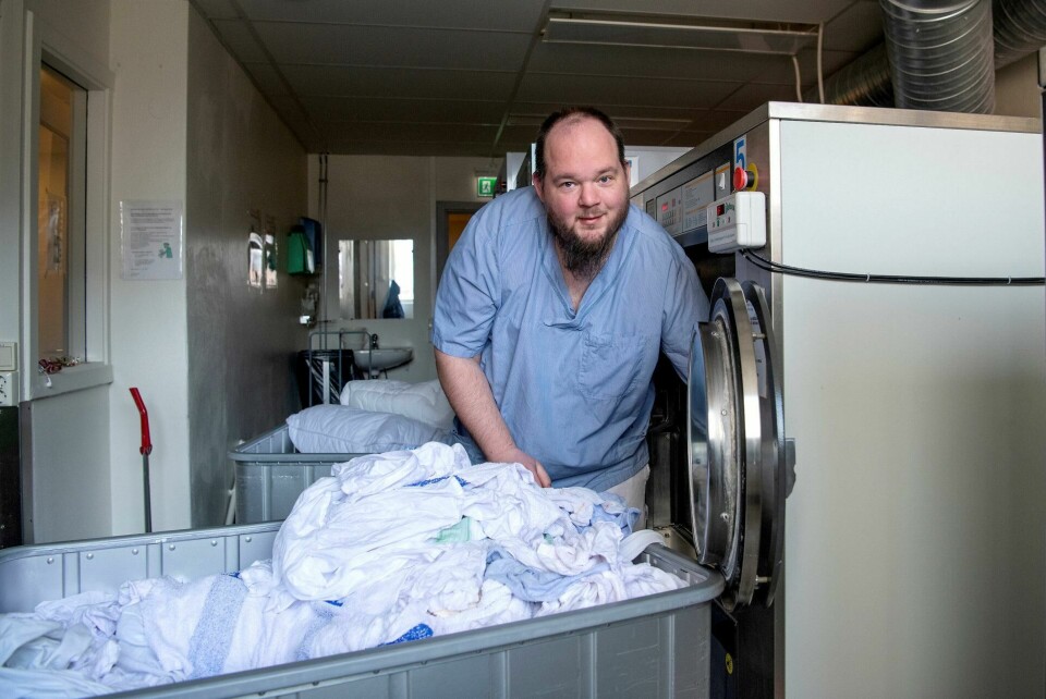 Kim-André Moen er på kort tid blitt en viktig ansatt i vaskeriet på Sagenehjemmet etter å ha gått uten jobb i flere år. – Her har jeg lyst til å fortsette, sier 34-åringen. Kim-André Moen er på kort tid blitt en viktig ansatt i vaskeriet på Sagenehjemmet etter å ha gått uten jobb i flere år. – Her har jeg lyst til å fortsette, sier 34-åringen.