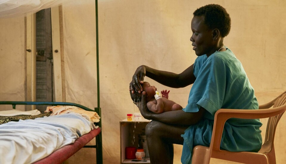 MOR: En mor vasker babyen sin på et Leger Uten Grenser-sykehus i Sør-Sudan. FOTO: ALEX MCBRIDE/NTB scanpix MOR: En mor vasker babyen sin på et Leger Uten Grenser-sykehus i Sør-Sudan. FOTO: ALEX MCBRIDE/NTB scanpix