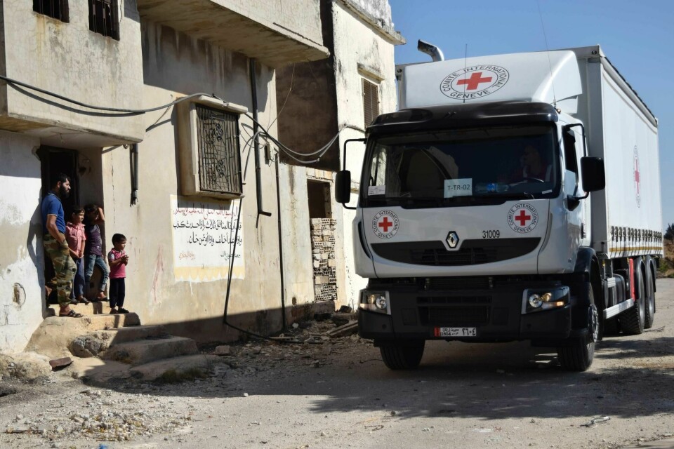 Syrians stand in the doorway of their home as they watch at a Red Cross vehicle carrying aid drive past in the rebel-held town of Talbisseh on the northern outskirts of Homs on September 19, 2016. Under the US-Russia brokered ceasefire, fighting was to have halted across Syria and humanitarian aid would reach civilians suffering increasingly dire humanitarian conditions. / AFP PHOTO / MAHMOUD TAHA Syrians stand in the doorway of their home as they watch at a Red Cross vehicle carrying aid drive past in the rebel-held town of Talbisseh on the northern outskirts of Homs on September 19, 2016.
Under the US-Russia brokered ceasefire, fighting was to have halted across Syria and humanitarian aid would reach civilians suffering increasingly dire humanitarian conditions.
/ AFP PHOTO / MAHMOUD TAHA