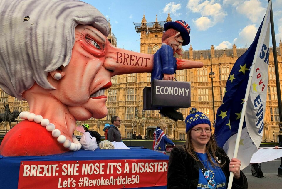 Det brukes humor i brexit-debatten, som med denne figuren av Theresa May. Men alvoret preger situasjonen, både for engasjerte på grasrota og blant politikerne. Zoe McCormick demonstrerer mot brexit. ALLE FOTO: ÅSNE GULLIKSTAD