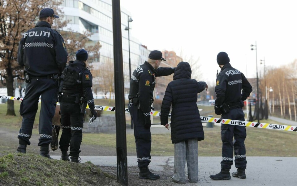 En person er skutt i en fot på Grünerløkka i Oslo torsdag morgen. Politiet søker etter to gjerningspersoner som løp fra stedet.