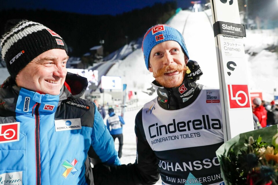 Hoppsjef Clas Brede Bråthen (t.v) med Robert Johansson under vinterens verdenscup i Vikersund