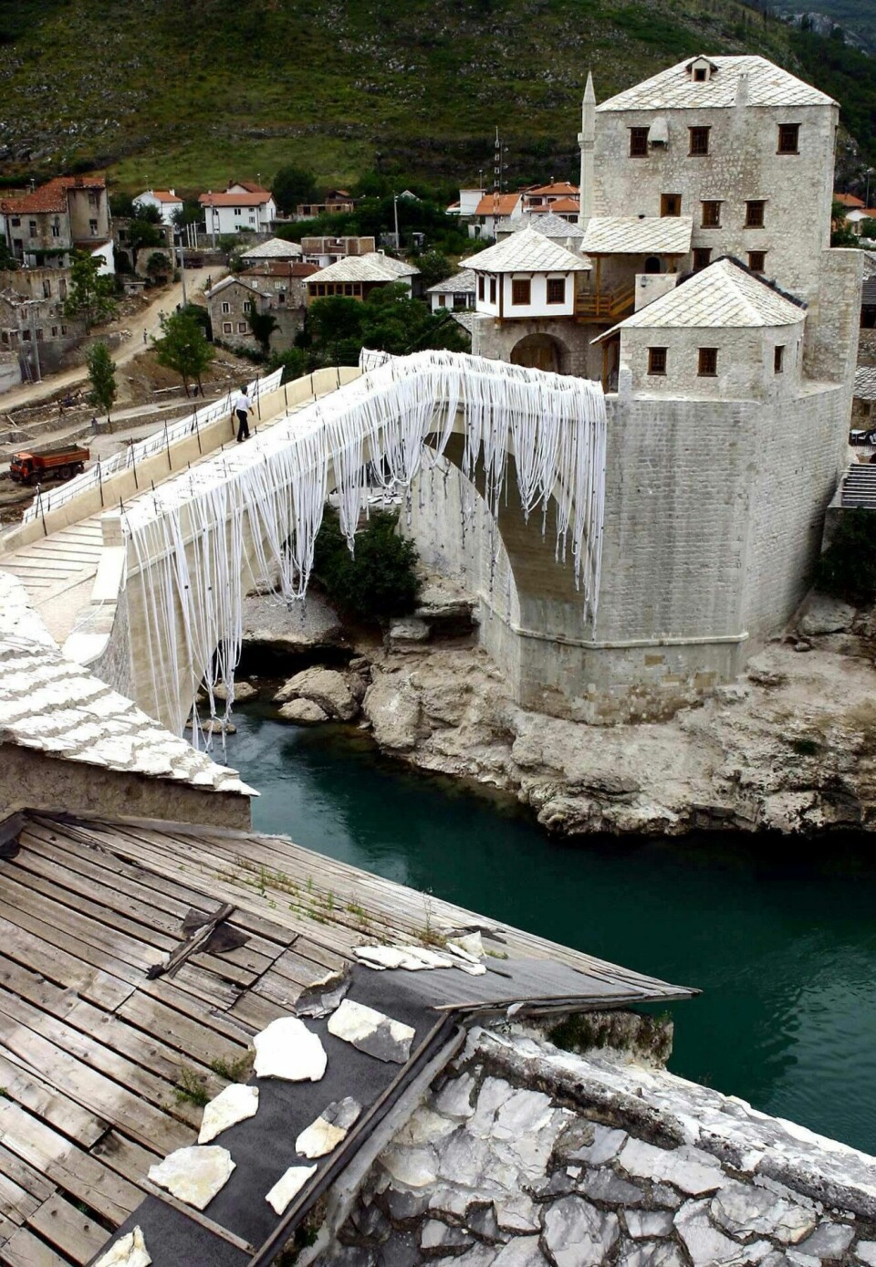 MOSTAR: Brua ble bombet i 1993, men senere bygget opp igjen. FOTO: NTB SCANPIX MOSTAR: Brua ble bombet i 1993, men senere bygget opp igjen. FOTO: NTB SCANPIX