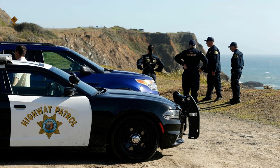 Politiet på stedet der tragedien fant sted, en klippe i nærheten av Westport, California. Foto: Alvin Jornada/AP/NTB scanpix