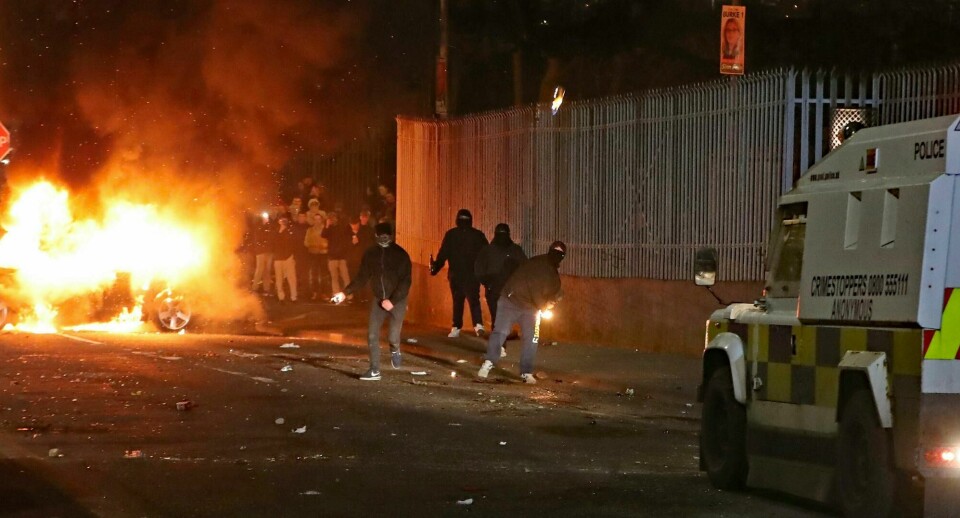 Bensinbomber ble kastet på politiet i Creggan, Londonderry i Nord-Irlandtorsdag kveld. Petrol bombs are thrown at police in Creggan, Londonderry, in Northern Ireland, Thursday, April 18, 2019. (Niall Carson/PA via AP)