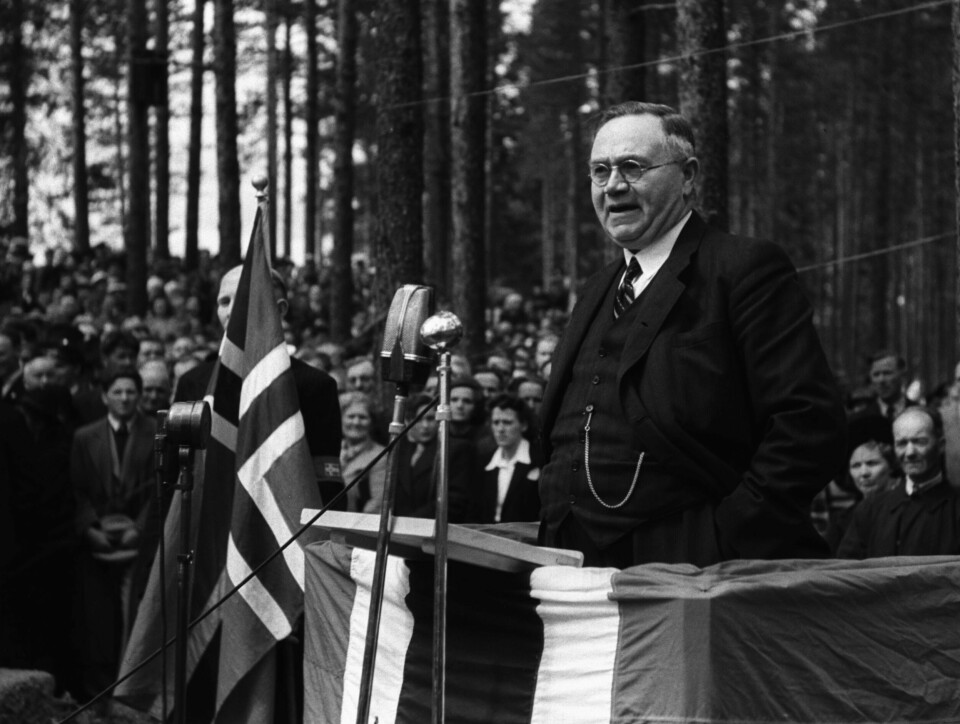 BAUTA: Statsminister Johan Nygaardsvold ønsket nok Quisling ut av Forsvarsdepartementet og inn i fengsel 9. april 1940. Her fotografert under avdkuing av kongebautaen i Nybergsund i juni 1946.FOTO: THORBJØRN SKOTAAM/AKTUELL/NTB SCANPIX