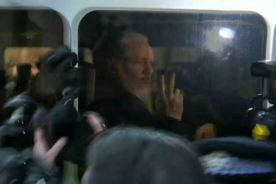 Julian Assange ble pågrepet og kjørt vekk av politiet torsdag. Foto: NTB scanpix