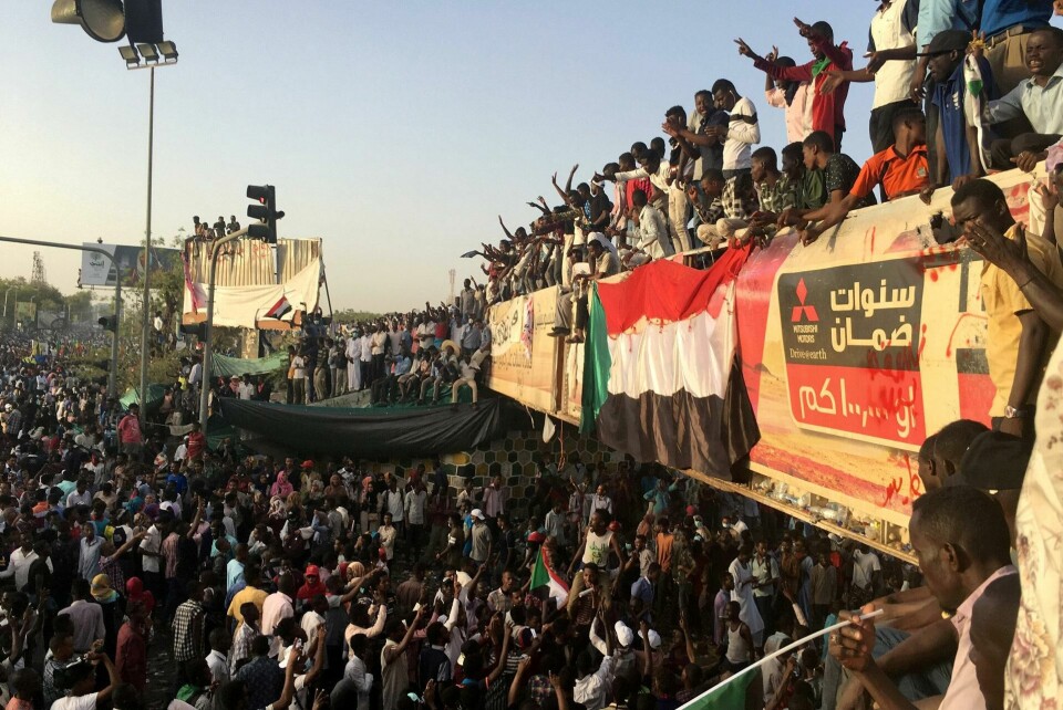 MANGE: Demonstrantene utenfor forsvarsdepartementet i Khartoum. FOTO: NTB SCANPIX MANGE: Demonstrantene utenfor forsvarsdepartementet i Khartoum. FOTO: NTB SCANPIX
