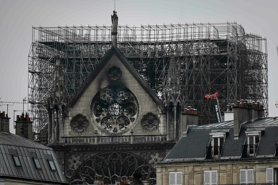 Den verdenskjente Notre-Dame-katedralen ble i går kveld totalskadd i storbrann. Scafolding which was errected for the renovation of the landmark Notre-Dame Cathedral, remains in place a day after a devastating fire destroyed the roof and other areas of the Gothic cathedral in central Paris on April 16, 2019. - A major fire broke out at the landmark Notre-Dame Cathedral in central Paris sending flames and huge clouds of grey smoke billowing into the sky on April 15, 2019 evening. French investigators probing the devastating blaze at Notre-Dame Cathedral questioned workers who were renovating the monument on April 16, 2019, as hundreds of millions of euros were pledged to restore the historic masterpiece. (Photo by Philippe LOPEZ / AFP)
