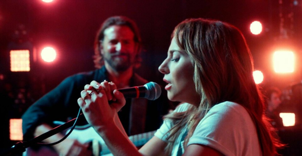 Bradley Cooper og Lady Gaga i scene fra «A Star is Born». Men vet du hva Coopers rollefigur heter?