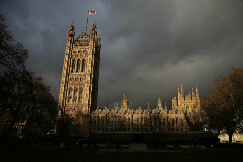 Palace of Westminster i London skal etter planen renoveres innen få år. Likevel mener flere politikere at den står i stor fare for å brenne ned.