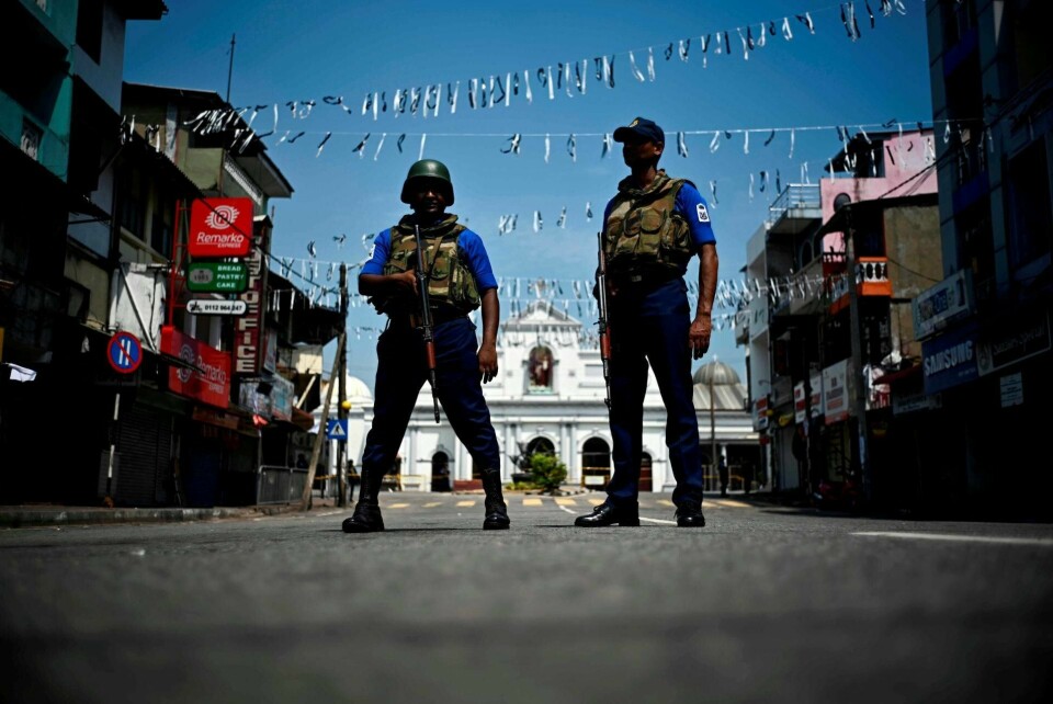 Store styrker er på vakt på Sri Lanka, som her ved St. Anthony’s Shrine i Colombo, tre dager etter terroraksjonen mot flere kirker og hoteller. Flere personer som mistenkes å ha vært involvert i angrepet, skal fremdeles være på frifot.