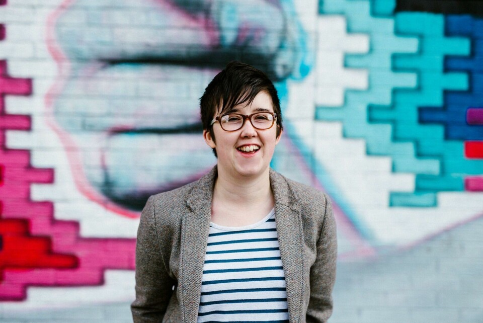 Lyra McKee ble drept mens hun dekket opptøyene i Derry torsdag kveld. A handout picture released by Jess Lowe Photography on April 19, 2019 and taken on May 19, 2017 shows journalist and author Lyra McKee posing for a photograph in Belfast. - Journalist Lyra McKee was shot dead overnight during riots in the Creggan area of Derry, Northern Ireland, in what police on April 19, 2019 were treating as a terrorist incident following the latest upsurge in violence to shake the troubled region. (Photo by Jess LOWE / JESS LOWE PHOTOGRAPHY / AFP) / RESTRICTED TO EDITORIAL USE - MANDATORY CREDIT 'AFP PHOTO / JESS LOWE PHOTOGRAPHY ' - NO MARKETING NO ADVERTISING CAMPAIGNS - DISTRIBUTED AS A SERVICE TO CLIENTS