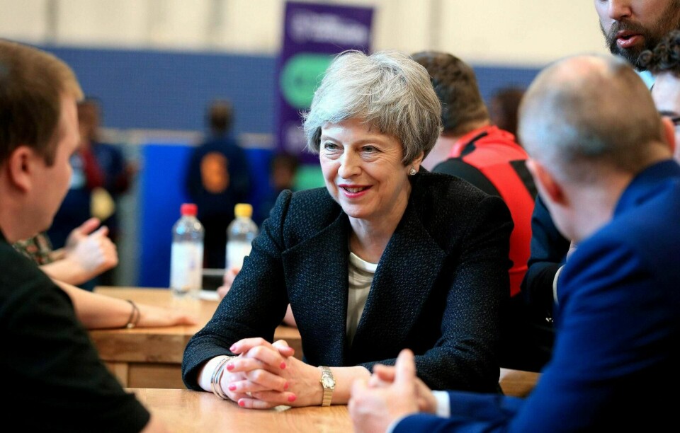 Statsminister Theresa May ute blant velgere under et besøk i Brierfield i Lancashire i forkant av lokalvalgene som holdes i dag.