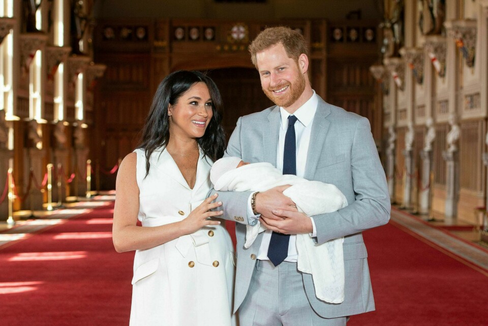 Meghan og Harry Britain's Prince Harry and Meghan, Duchess of Sussex, during a photocall with their newborn son, in St George's Hall at Windsor Castle, Windsor, south England, Wednesday May 8, 2019. Baby Sussex was born Monday at 5:26 a.m. (0426 GMT; 12:26 a.m. EDT) at an as-yet-undisclosed location. An overjoyed Harry said he and Meghan are 'thinking' about names. (Dominic Lipinski/Pool via AP)