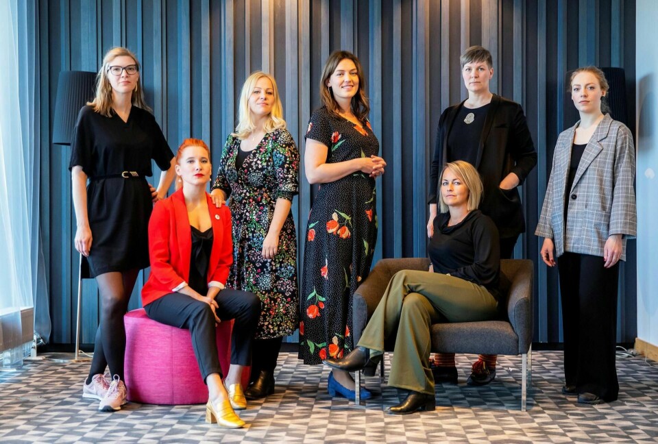 KVINNEFRONT: Marie Sneve Martinussen (f.v.), Charlotte Therkelsen Sætersdal, Eivor Evenrud, Synne Høyforsslett Bjørbæk, Silje Josten Kjosbakken (sittende), Benedikte Pryneid Hansen og Ragna Vorkinnslien under Rødts landsmøte på Radisson Blu hotell i Oslo søndag.