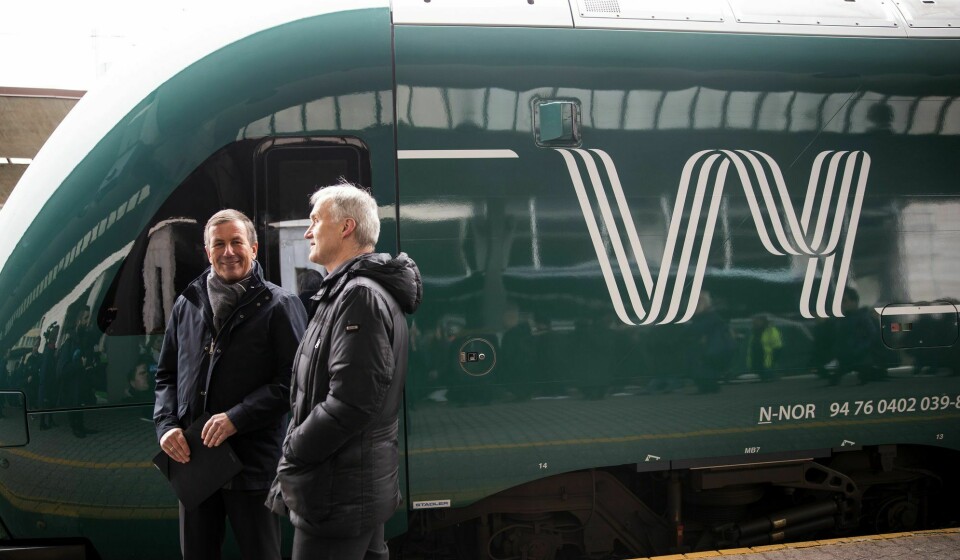 Slik blir togene seende ut med det nye navnet Vy og ny logo. Konsernsjef i NSB Geir Isaksen (t.h.) og styreleder Dag Mejdell presenterte tirsdag navneendringen for NSB og Nettbuss.