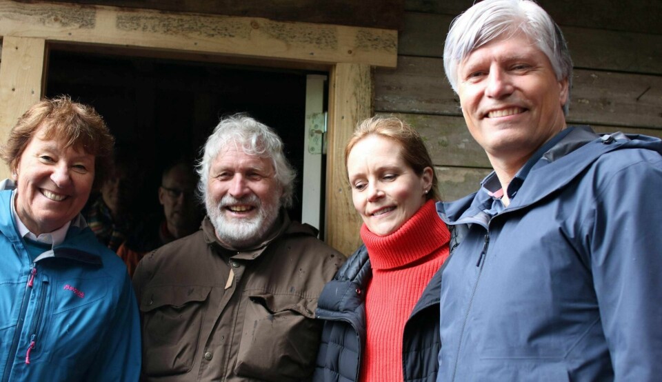 Ordfører Marianne Borgen (fra venstre), tidligere skogoppsynsmann Håvard Pedersen, riksantikvar Hanne Geiran og miljøvernminister Ola Elvestuen på gjenåpningen av Haralds hytte ved Grefsenkollen i Lillomarka.