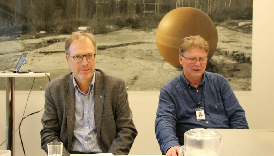 La fram rapporten: Rådmann Trond Julin og økonomisjef Roar Paulsen la fram 1. tertialrapport 2019 for Drammen kommune tirsdag. FOTO: KENNETH LIA SOLBERG