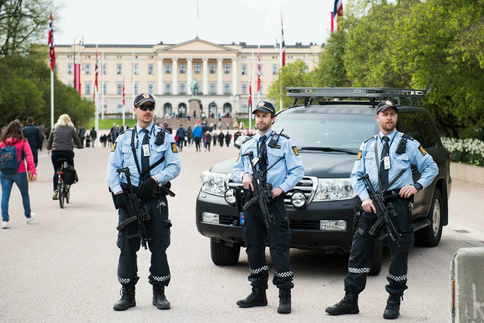 Politidirektoratet har beordret polititjenestemenn over hele landet til å bevæpne seg på 17. mai. FOTO: JON OLAV NESVOLD/NTB SCANPIX