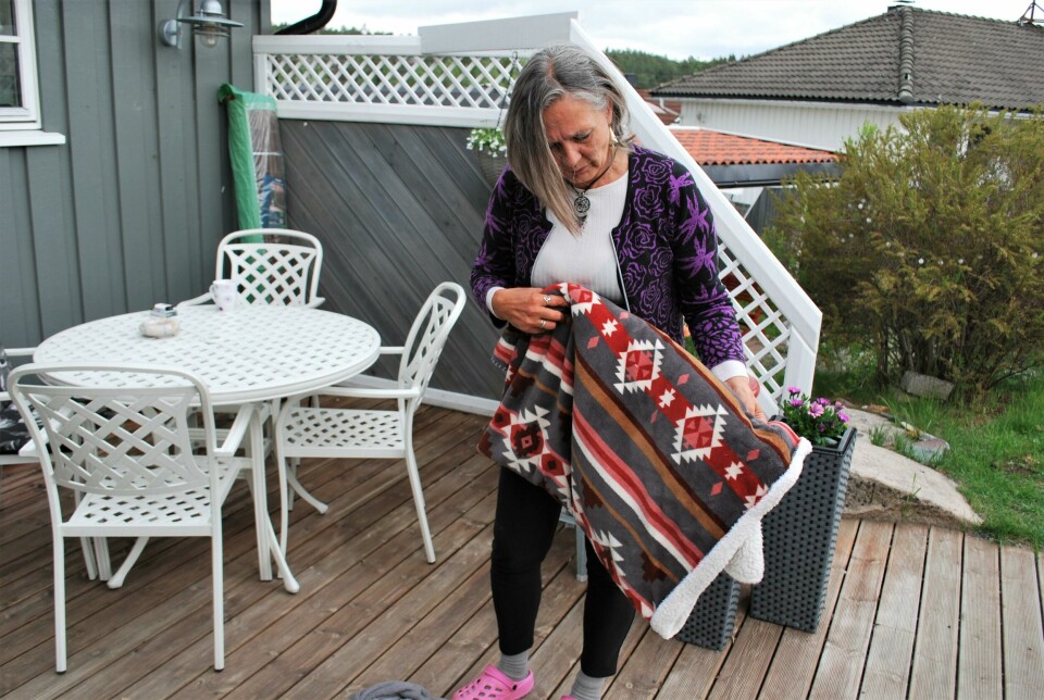 – Favoritt-kosepleddet mitt må vekk, fastslår Grethe Mykløy og slenger det fra seg på terrassegulvet. – Favoritt-kosepleddet mitt må vekk, fastslår Grethe Mykløy og slenger det fra seg på terrassegulvet.