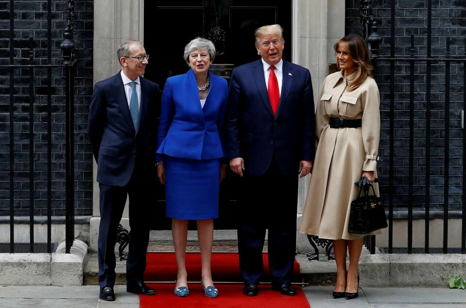 Donald Trump er en av kun tre amerikanske presidenter som har vært på statsbesøk i Storbritannia. Her foran Downing Street 10 hos statsminister Theresa May i går. Ektefellene Philip og Melania på siden.