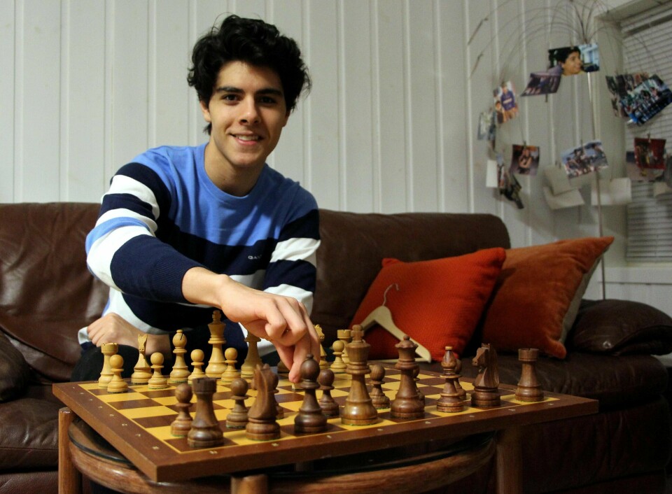TALENT: Aryan Tari (20) fra Lier konkurrerer til daglig mot verdenseliten i sjakk. Torsdag skal han prøve seg mot Fredrikstads unge sjakkhåp i simultansjakk.