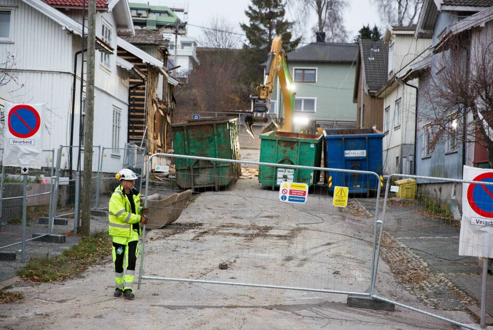 Bane NOR har revet totalt 120 bygninger i Nyquistbyen. 69 av disse bygningene vært brukt som boliger eller næringsbygg. Her fra den første dagen med rivningsarbeider.