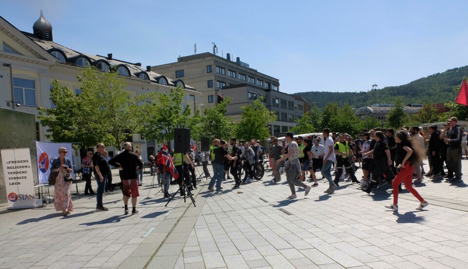 Publikum stormer frem etter at Stopp Islamiseringen av Norge (SIAN)s Anna Bråten har hisset opp stemningen ved først å peke ut enkeltpersoner i publikum og snakke nedsettende om dem og siden kaste koranen i bakken foran folkemengden. FOTO: KATRINE STRØM Publikum stormer frem etter at Stopp Islamiseringen av Norge (SIAN)s Anna Bråten har hisset opp stemningen ved først å peke ut enkeltpersoner i publikum og snakke nedsettende om dem og siden kaste koranen i bakken foran folkemengden. FOTO: KATRINE STRØM