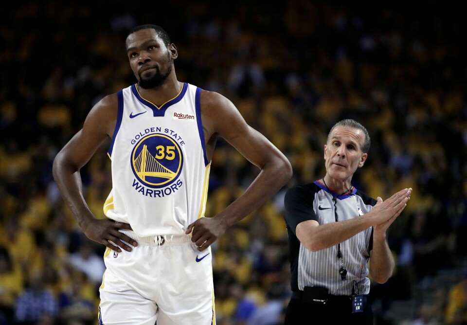 Kevin Durant går av banen da han ble skadet tidligere i mai. Rekker han å komme tilbake i løpet av finalekampene?