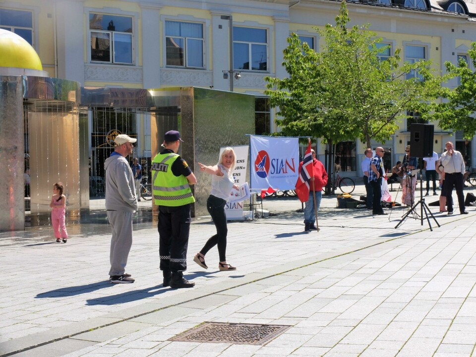 Sivile og politi måtte skille partene da SIAN-stand fikk sinnene i kok på torget i Drammen ###