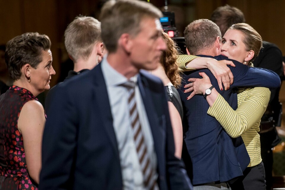 Sosialdemokratenes leder Mette Frederiksen (t. h.) jubler etter at resultatene på valgkvelden begynte å tikke inn. Nå følger tøffe forhandlinger før danske venstreside kan finne sammen i et regjeringsprosjekt.