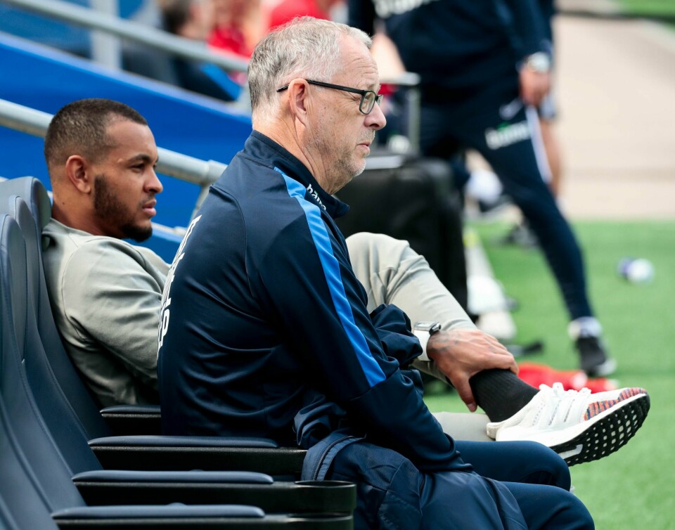Joshua King og trener Lars Lagerbäck (til høyre) under onsdagens trening på Ullevaal stadion. Foto: Lise Åserud / NTB scanpix