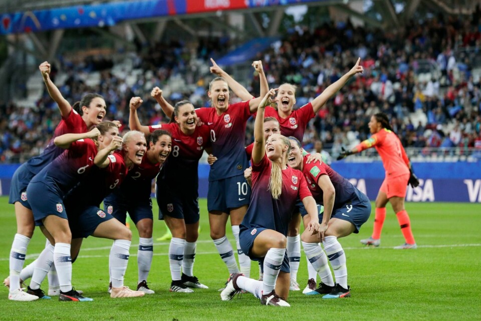 De norske fotballjentene jubler for 2-0-scoring ved Norges Lisa-Marie Utland i kampen mellom Norge og Nigeria under VM i fotball for kvinner på Stade Auguste-Delaune. Foto: Stian Lysberg Solum / NTB scanpix