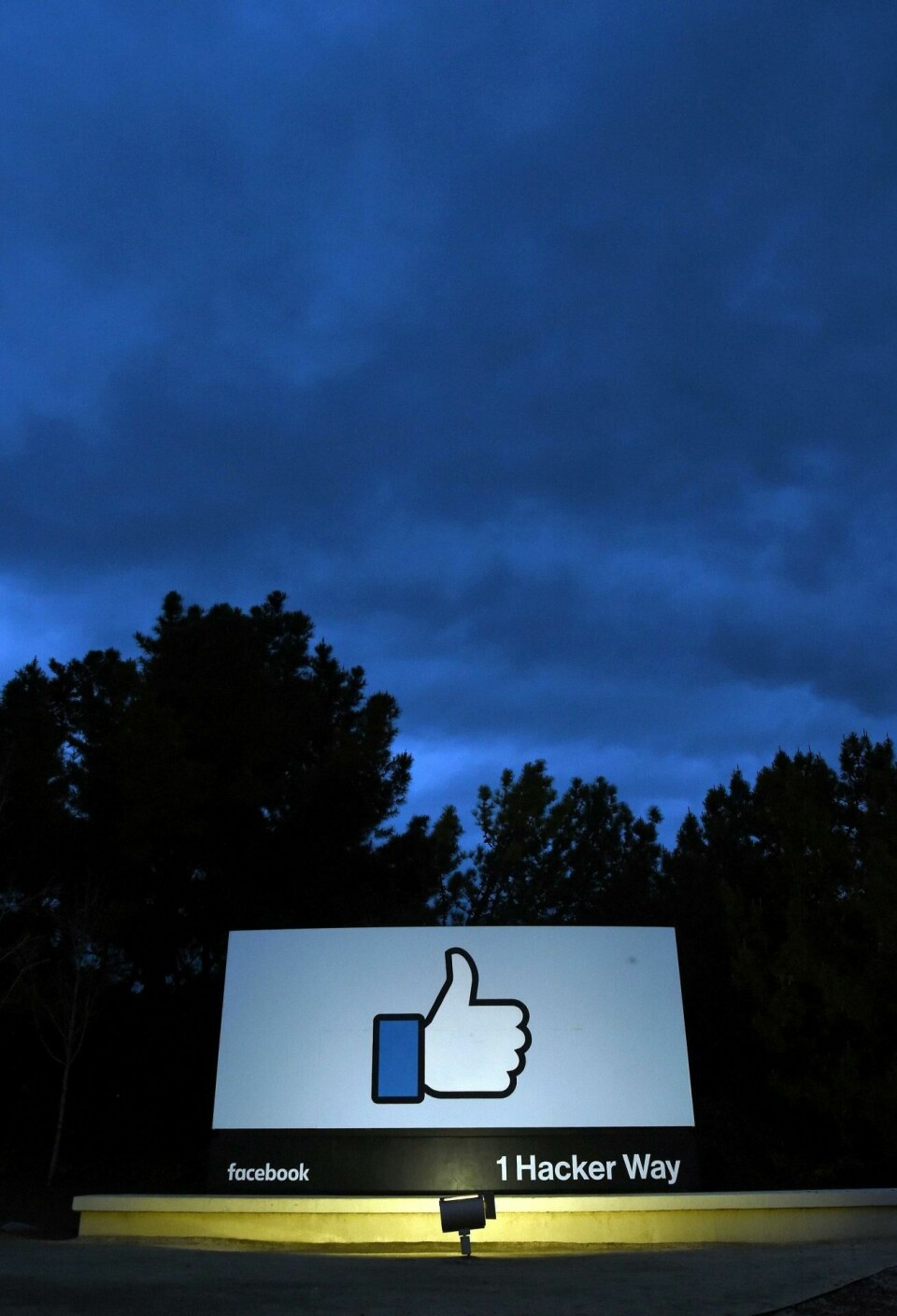 «Lik oss på Facebook», oppfordring som er blitt en obligatorisk del av næringslivets kundestrategi de siste årene. FOTO: KIMIHIRO HOSHINO/AFP/NTB SCANPIX «Lik oss på Facebook», oppfordring som er blitt en obligatorisk del av næringslivets kundestrategi de siste årene. FOTO: KIMIHIRO HOSHINO/AFP/NTB SCANPIX
