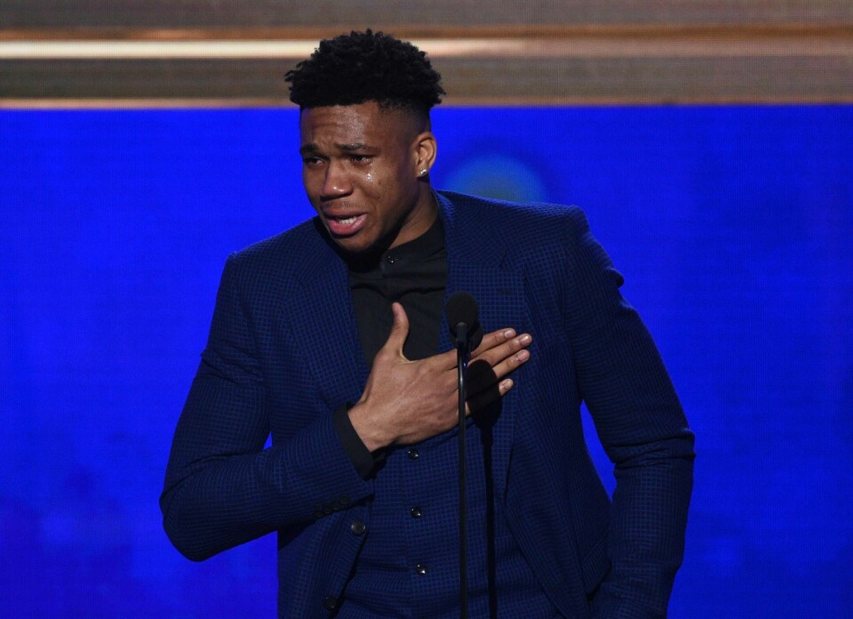 Giannis Antetokounmpo tok til tårene da han mandag ble kåret til NBAs mest verdifulle spiller.