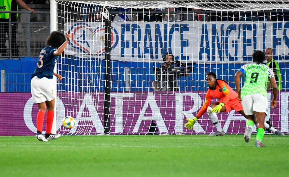 Frankrikes Wendie Renard t.v.) setter straffesparket i stolpen på Roazhon Park stadium i Rennes. Men domeren mener keeper forlater streken for tidlig.