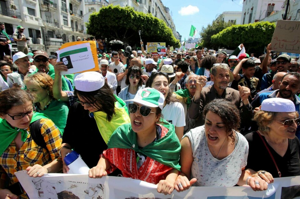 Demonstrasjonene har pågått i månedsvis mot regimet i Algerie, også etter at president Abdelaziz Bouteflika måtte gå. Her fra Alger i mai.