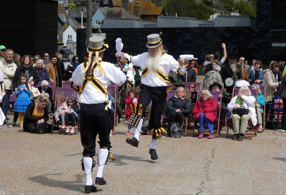 Morris-dansere fra store deler av England og Wales samles hvert år i mai i Hastings til sommerfestival. Morris-dansere fra store deler av England og Wales samles hvert år i mai i Hastings til sommerfestival.