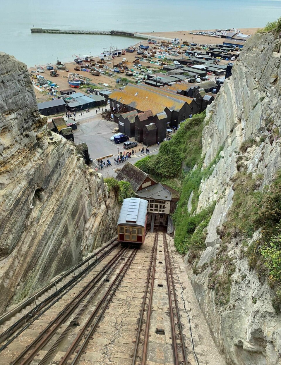 Hastings har to kabelbaner, den østlige er Storbritannias bratteste og gir en fantastisk utsikt på vei mot toppen. BEGGE FOTO: TRINE ANDERSEN/NTB SCANPIX