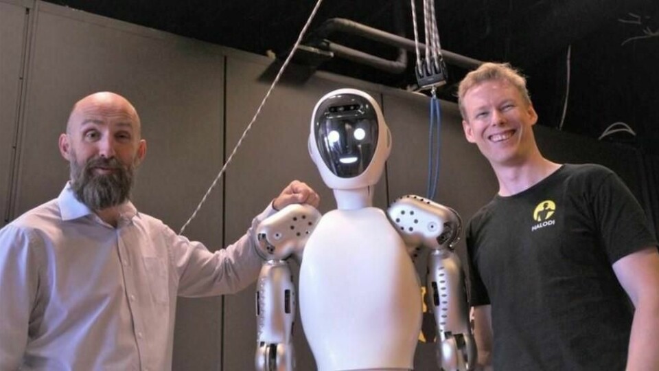 GLEDER SEG: Fra venstre Admin Svein Erik Maurice, 'Eve' og CEO Bernt Øivind Børnich opplever stor interesse fra inn- og utland for Halodi Robotics.