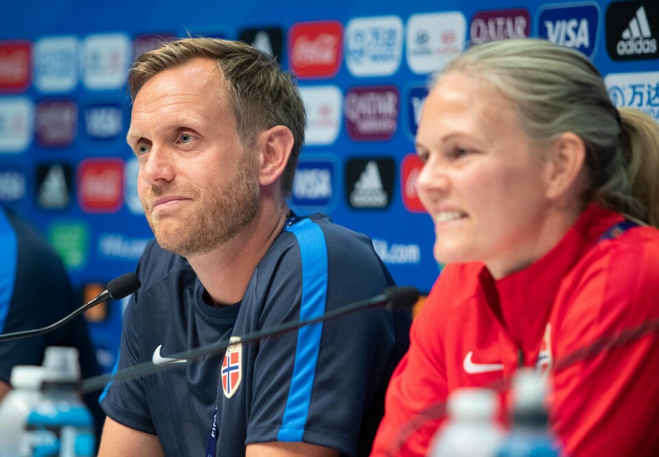 Martin Sjögren på pressekonferanse med Ingrid Hjelmseth dagen før VM-kvartfinalen mot England. Han avviste at de norske frykter motstanderen. – Vi frykter ikke noe som helst, sa han.