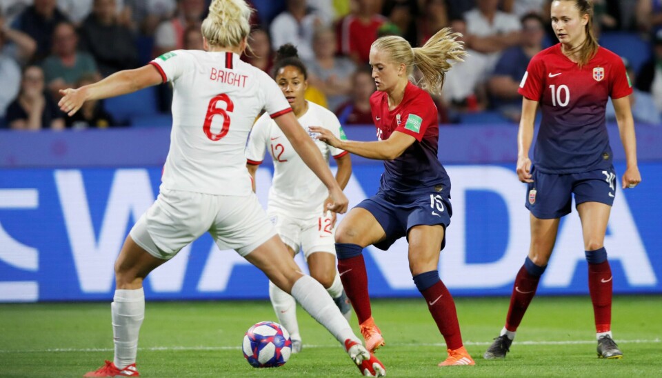 Guro Reiten og Caroline Graham Hansen i duell med Millie Brigty og Demi Stokes under kvarfinalen mellom Norge og England på Stade Océane under fotball-VM 2019 i Frankrike.