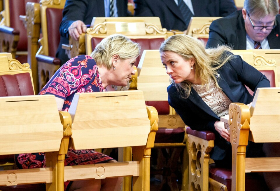 Finansminister Siv Jensen (Frp) og arbeidsminister Anniken Hauglie (H) mener nye jobbtall viser at Ap var på ville veier i valgkampen. På raden bak ser Aps Sverre Myrli noe betuttet ut. Foto: Gorm Kallestad/NTB scanpix
