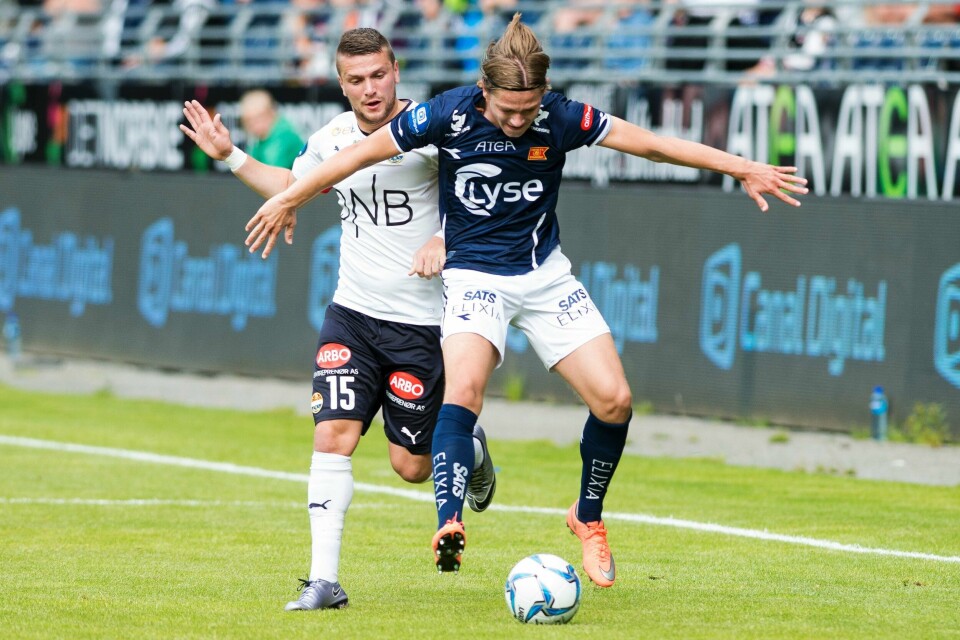 Julian Ryerson gjorde en god figur i hjemmekampen mot Strømsgodset. Her i duell med Fitim Kastrati. Foto: Carina Johansen/NTB Scanpix