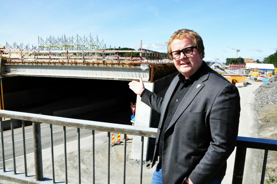 Eirik Faret Sakariassen (SV) ser på området mellom Scahncheholen (i bakgrunnen) og Auglendstunnelen som et perfekt område til boligutbygging. Framgangsmåten blir å lage en kulvert fra der den starter i dag til Auglendstunnelen, og bygge boliger oppå denne, som blir ganske lang. Foto: Eigil Kloster Osmundsen