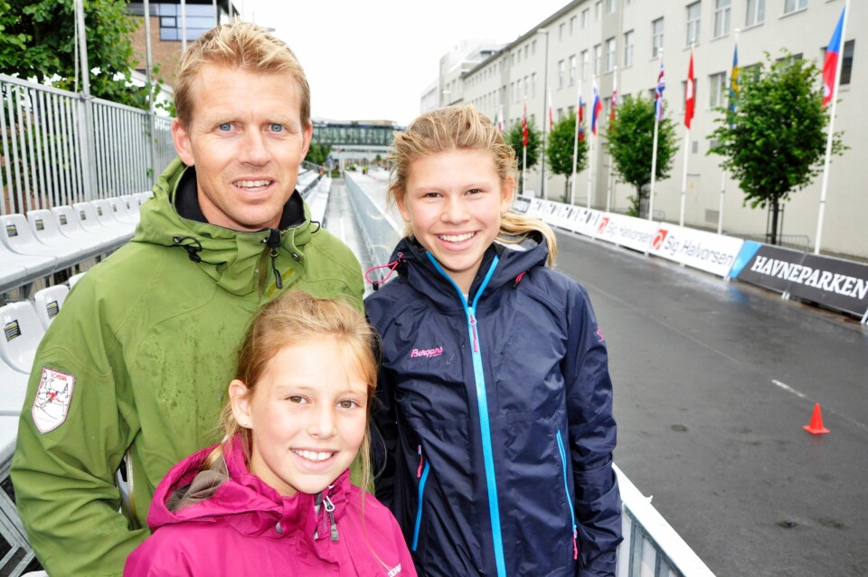 HÅPEFULLE: Øyvind Sørensen, Ingrid Lie Sørensen (10) og Ida Lie Sørensen (13) kjørte fra Larvik til Sandnes. De to jentene skal selv delta under Blinkfestivalen, men familien ser også fram til å observere langrennseliten under helgens konkurranser. Det var ikke mange på tribunene onsdag kveld. FOTO: EIGIL KLOSTER OSMUNDSEN HÅPEFULLE: Øyvind Sørensen, Ingrid Lie Sørensen (10) og Ida Lie Sørensen (13) kjørte fra Larvik til Sandnes. De to jentene skal selv delta under Blinkfestivalen, men familien ser også fram til å observere langrennseliten under helgens konkurranser. Det var ikke mange på tribunene onsdag kveld. FOTO: EIGIL KLOSTER OSMUNDSEN