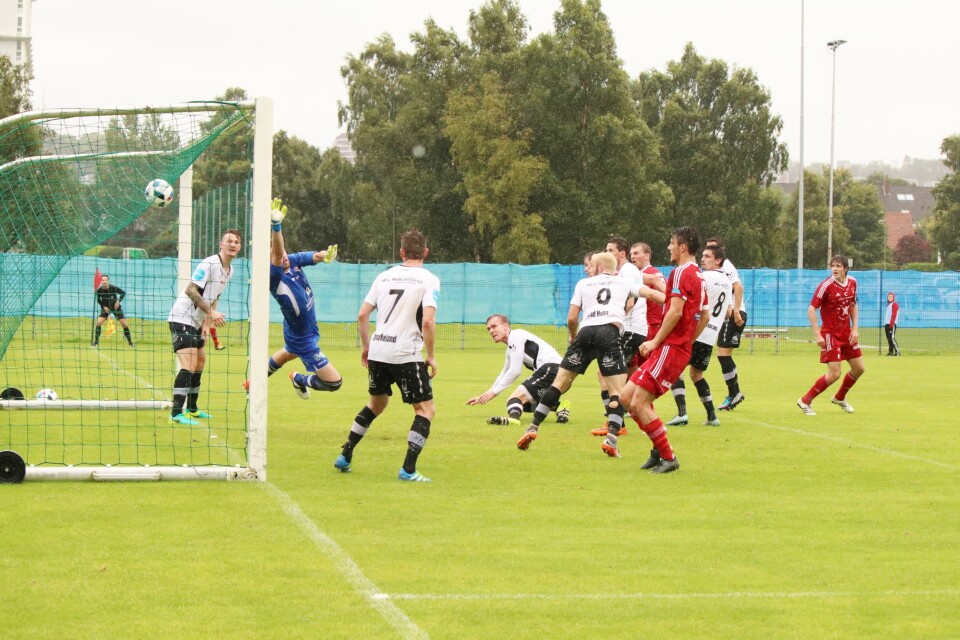 Kaptein Daniel Berntsen scoret det som skulle vise seg å bli den avgjørende 5-3 scoringen like over halvtimen spilt. Foto: Pål Karstensen. Kaptein Daniel Berntsen scoret det som skulle vise seg å bli den avgjørende 5-3 scoringen like over halvtimen spilt. Foto: Pål Karstensen.