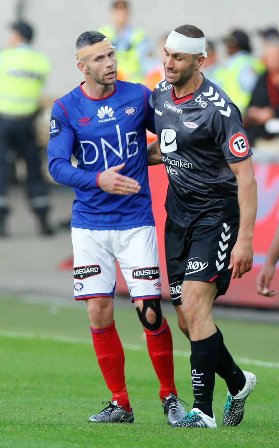 Få dueller er tøffere i norsk fotball enn mellom Azar Karadas og Kjetil Wæhler. Begge avsluttet med bandasjer rundt hodet Få dueller er tøffere i norsk fotball enn mellom Azar Karadas og Kjetil Wæhler. Begge avsluttet med bandasjer rundt hodet